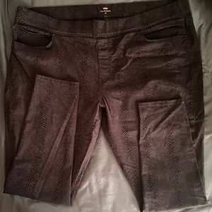 Women Levi’s stretch pants 24W
